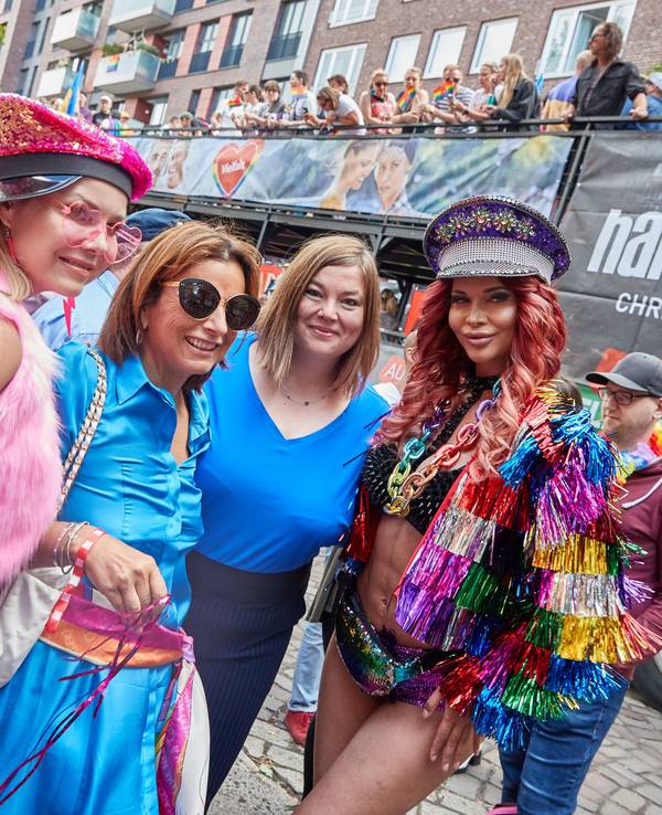 Yvonne Woelke (l-r), Schauspielerin, Claudia Obert, Modeunternehmerin, Katharina Fegebank (Bündnis 90/Die Grünen), Zweite Bürgermeisterin von Hamburg, und Micaela Schäfer, Model, kommen zur Parade zum Christopher Street Day (CSD). T