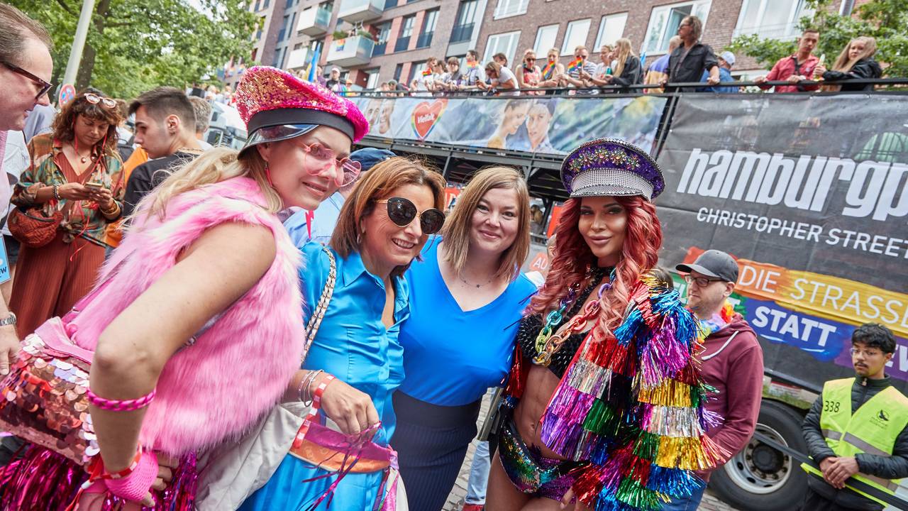 Yvonne Woelke (l-r), Schauspielerin, Claudia Obert, Modeunternehmerin, Katharina Fegebank (Bündnis 90/Die Grünen), Zweite Bürgermeisterin von Hamburg, und Micaela Schäfer, Model, kommen zur Parade zum Christopher Street Day (CSD). T