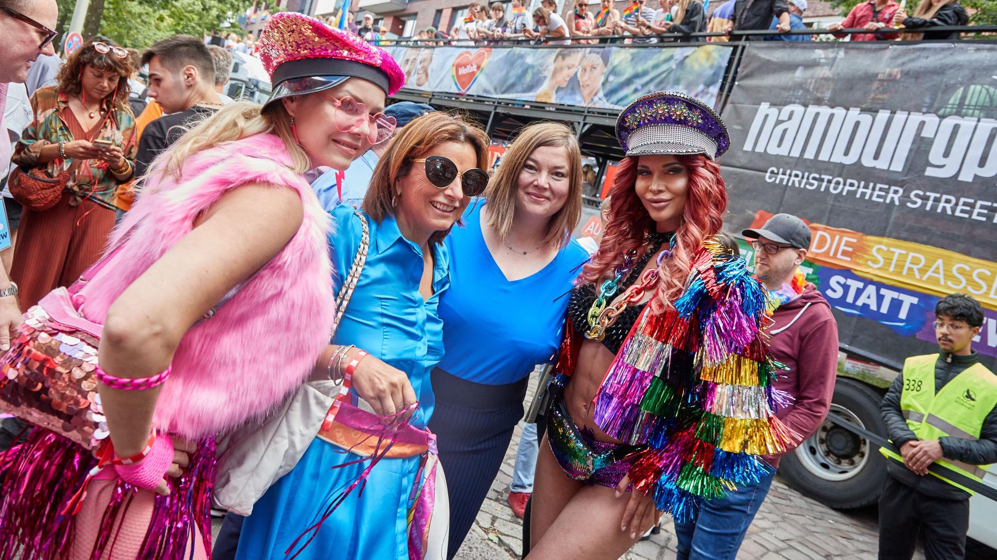Yvonne Woelke (l-r), Schauspielerin, Claudia Obert, Modeunternehmerin, Katharina Fegebank (Bündnis 90/Die Grünen), Zweite Bürgermeisterin von Hamburg, und Micaela Schäfer, Model, kommen zur Parade zum Christopher Street Day (CSD). T