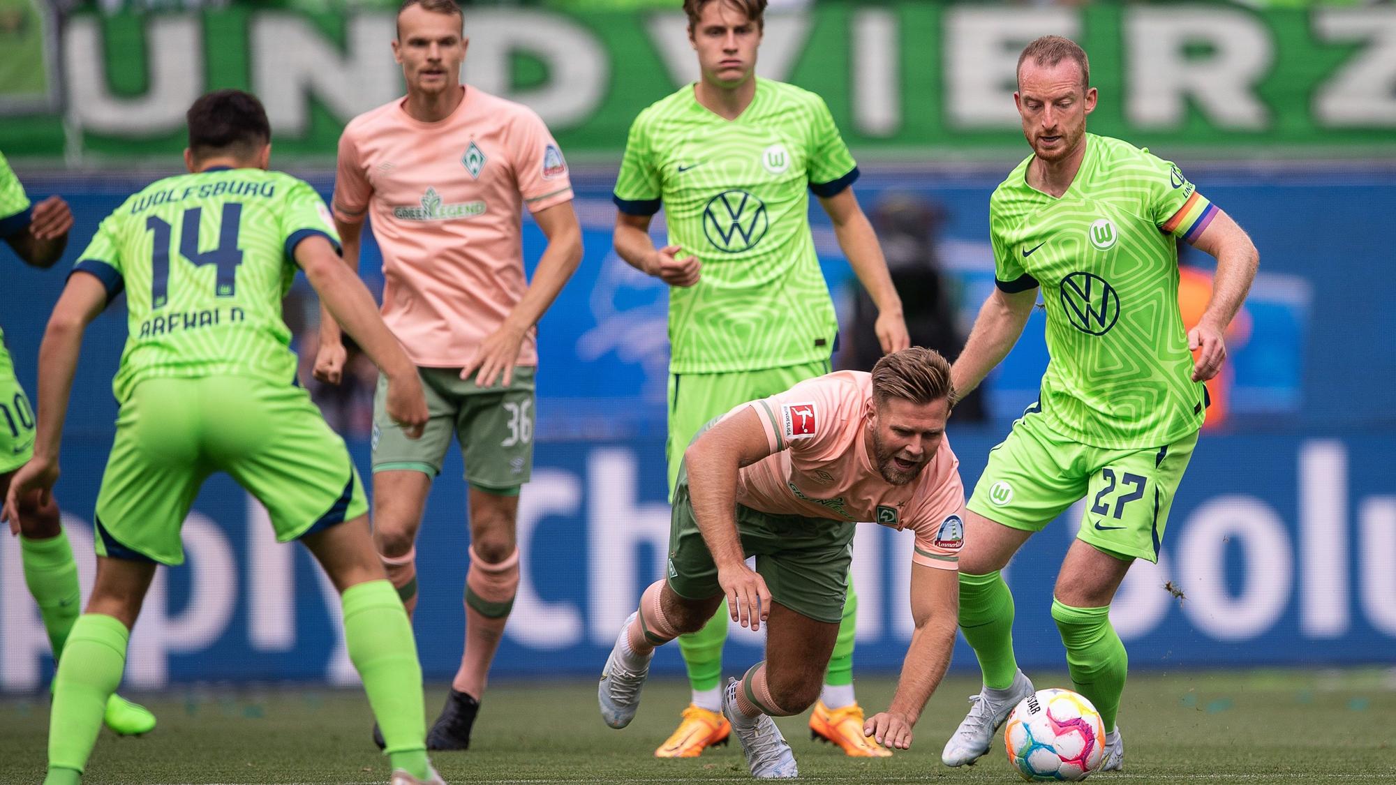 Niclas Füllkrug geht im Spiel von Werder Bremen beim VfL Wolfsburg zu Boden.