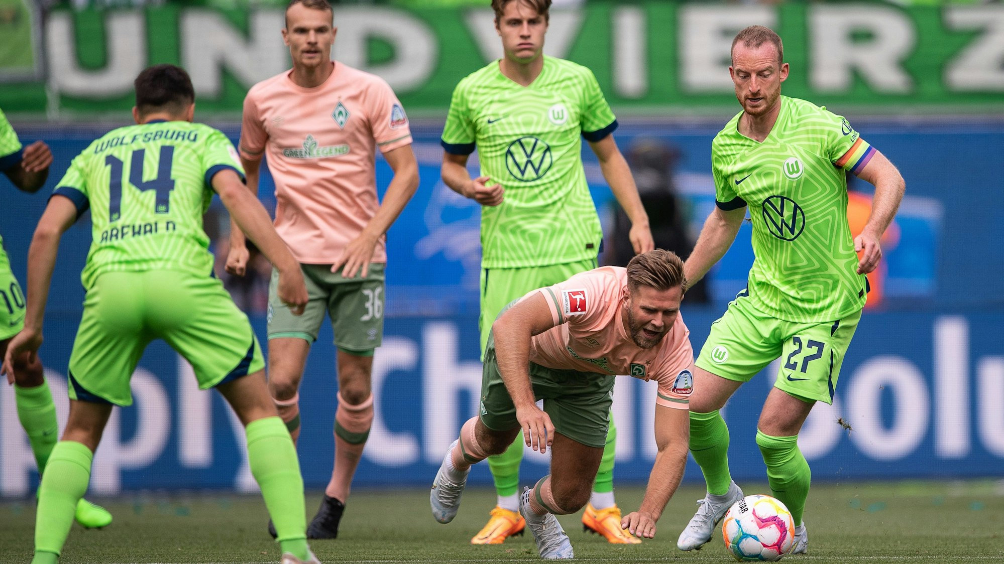 Niclas Füllkrug geht im Spiel von Werder Bremen beim VfL Wolfsburg zu Boden.