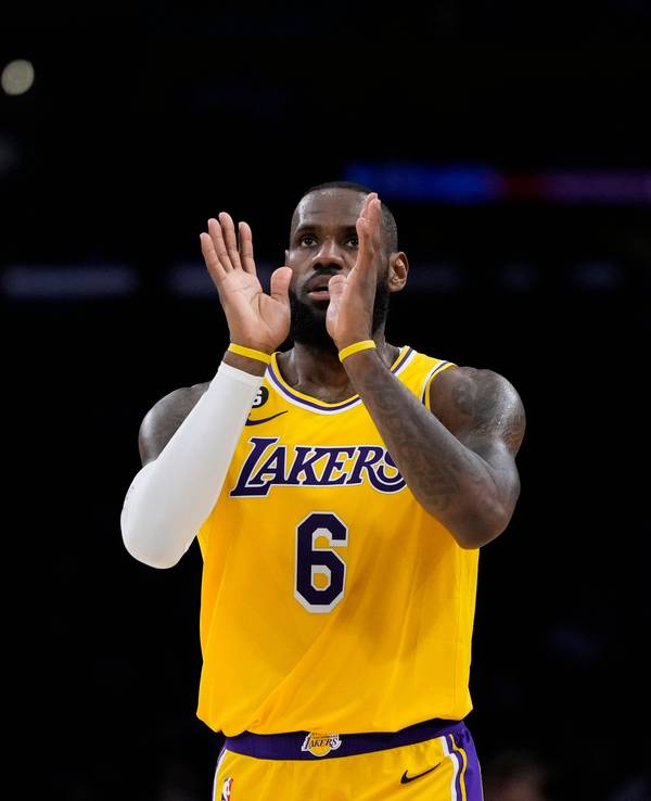 LeBron James klatscht Beifall.