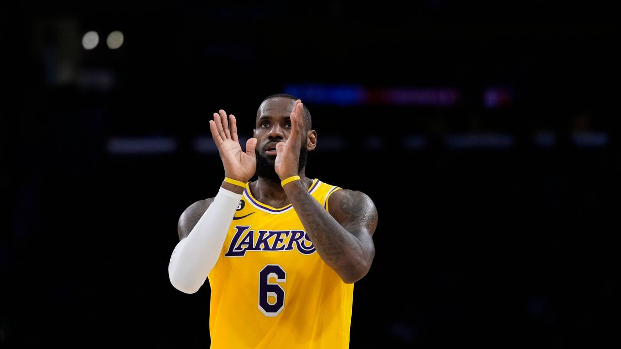 LeBron James klatscht Beifall.