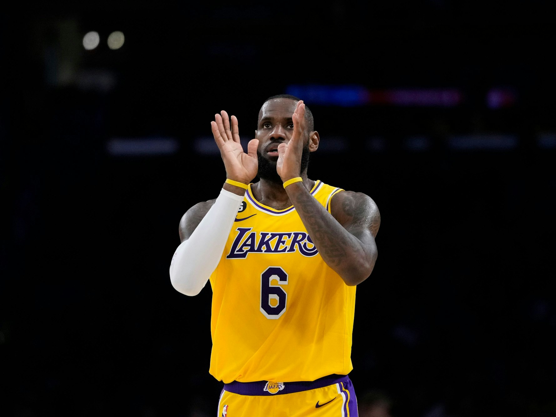 LeBron James klatscht Beifall.