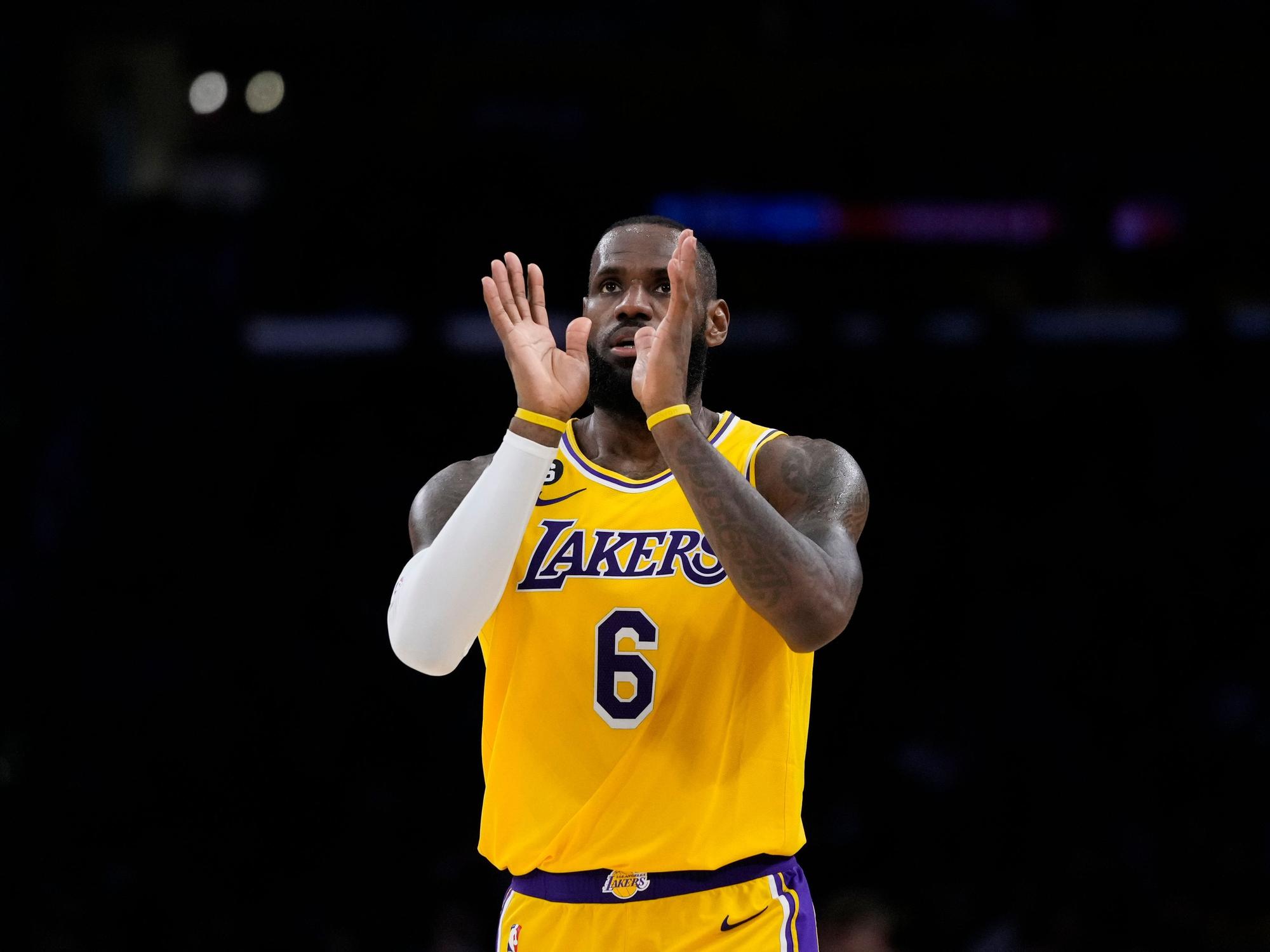 LeBron James klatscht Beifall.