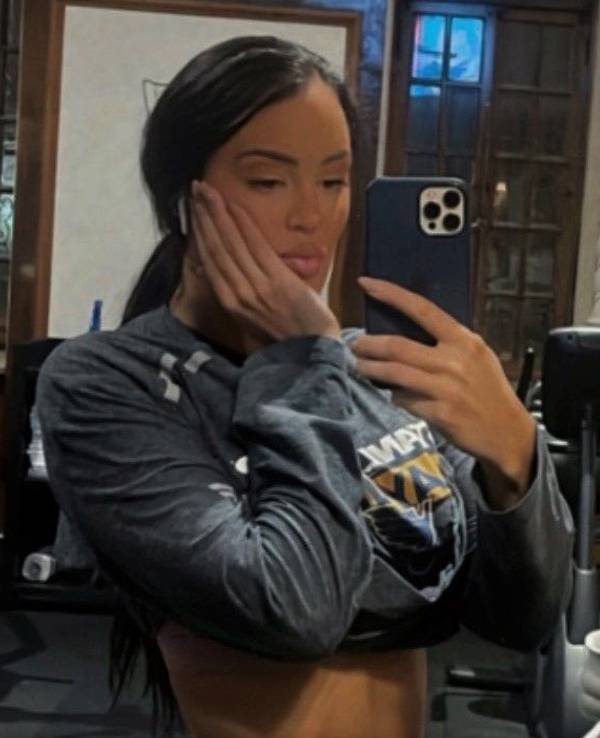 Tennis-Influencerin Rachel Stuhlmann posiert auf einem Selfie im Fitnessstudio.