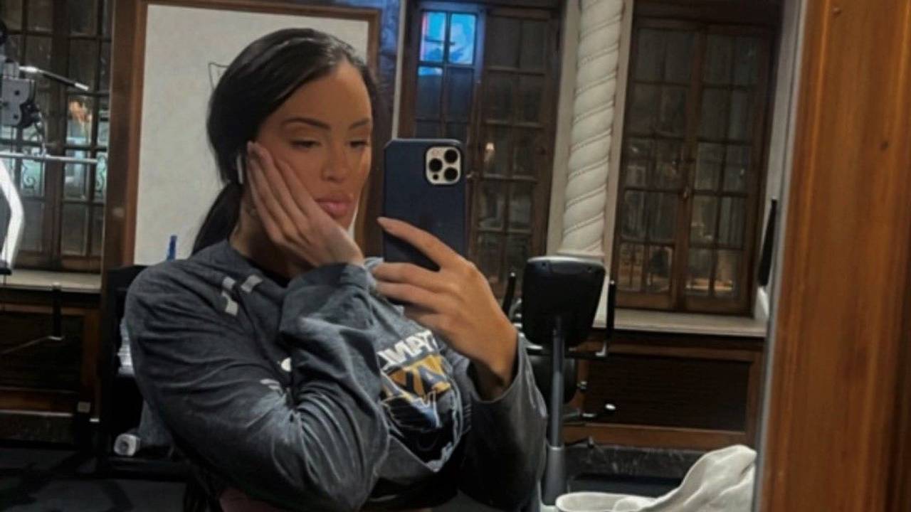 Tennis-Influencerin Rachel Stuhlmann posiert auf einem Selfie im Fitnessstudio.