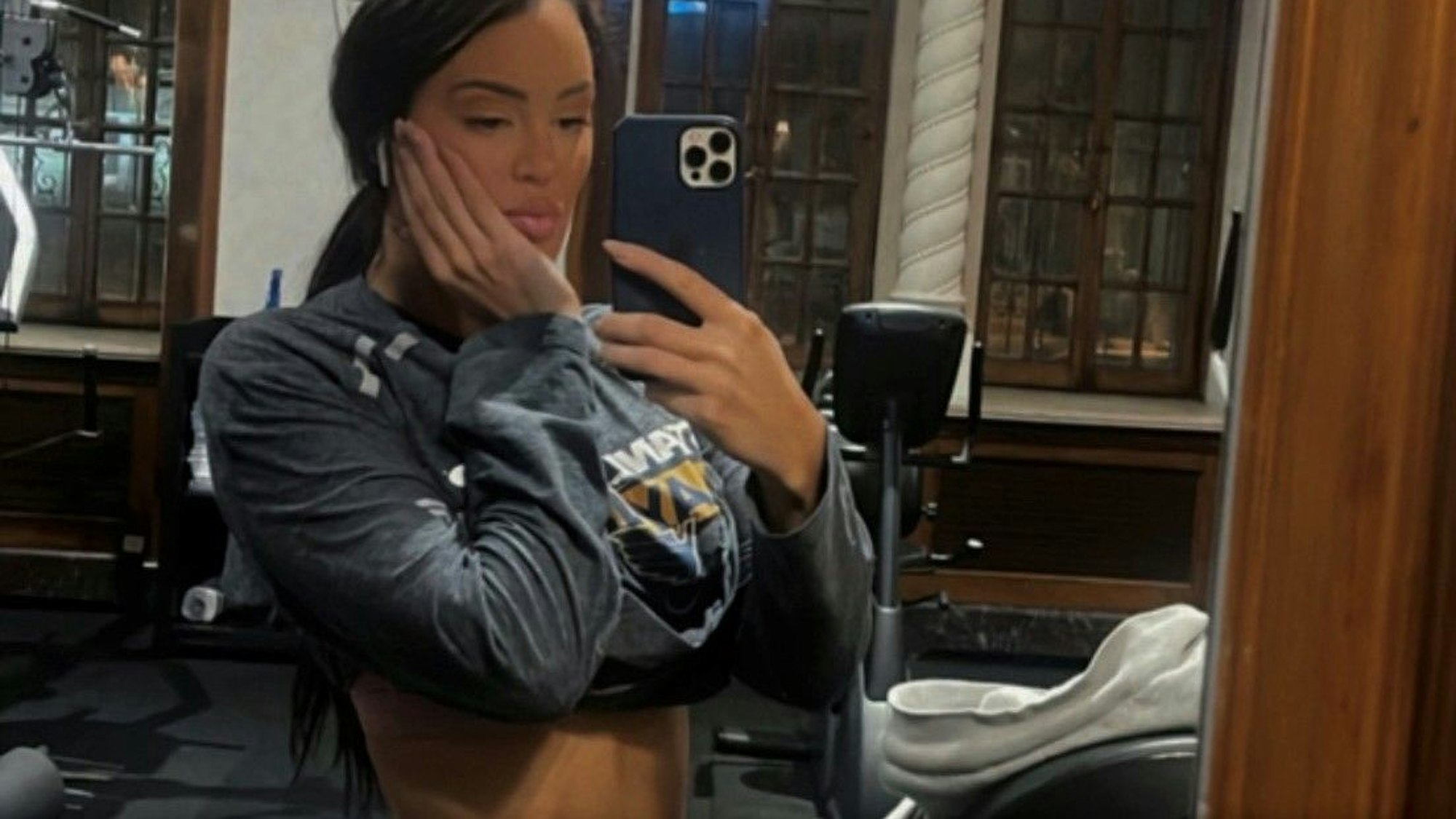 Tennis-Influencerin Rachel Stuhlmann posiert auf einem Selfie im Fitnessstudio.