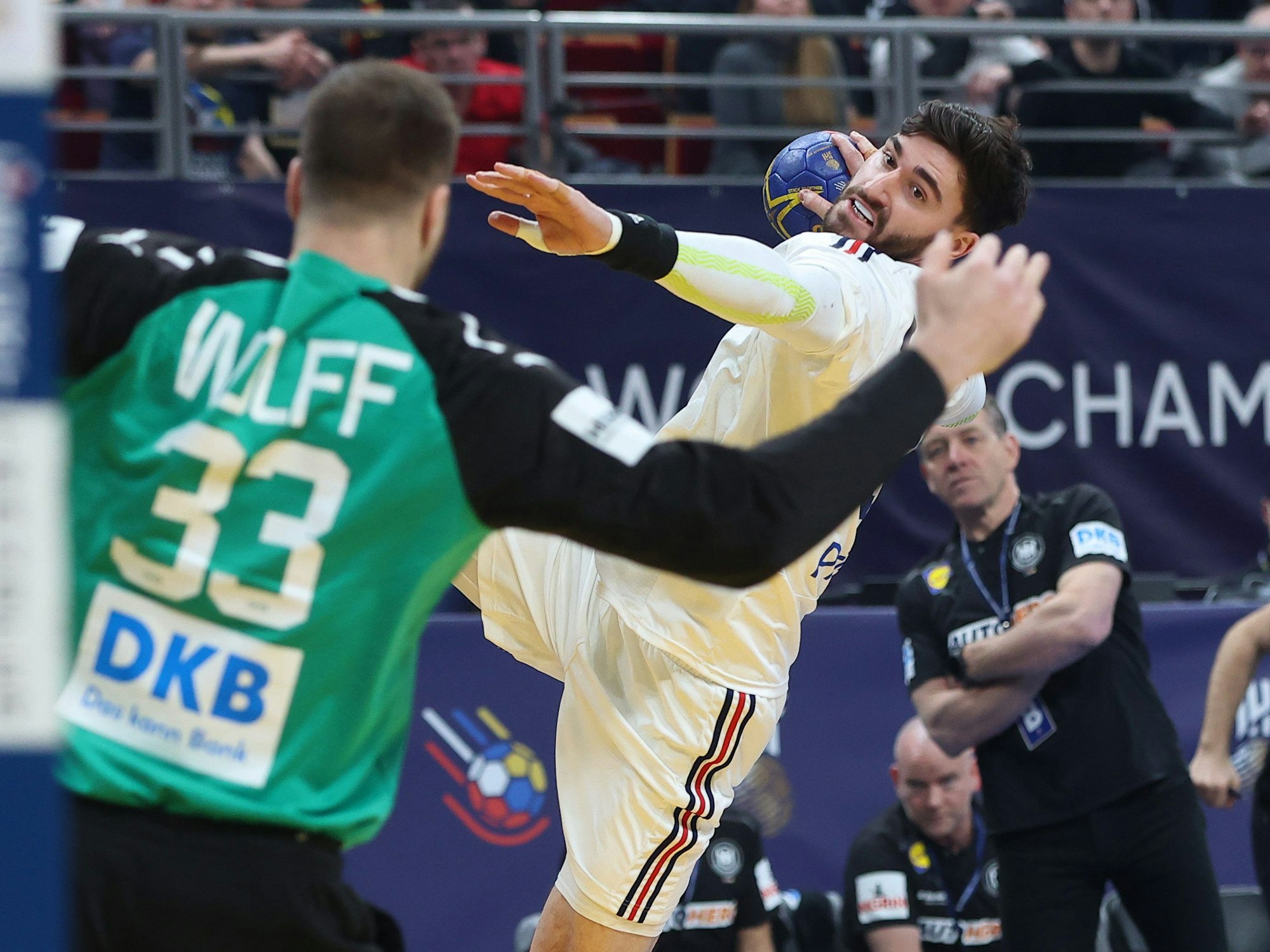 Deutschlands Torwart Andreas Wolff und Frankreichs Ludovic Fabregas (r) kämpfen um den Ball.