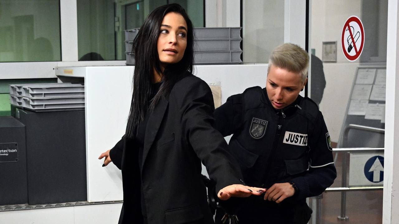 Amira Pocher im Amtsgericht in Köln bei der Sicherheitskontrolle. Eine Polizistin tastet sie ab.