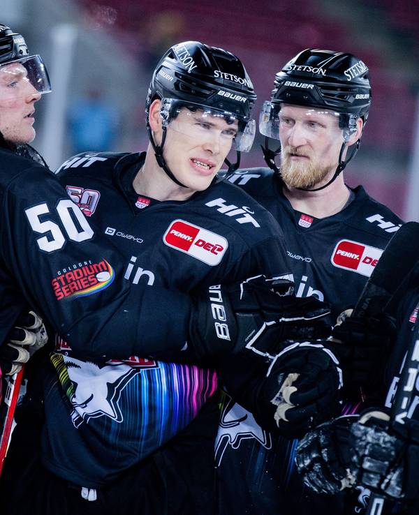 Kölner Haie gegen Augsburger Panther im Rhein-Energie-Stadion. Kölns Alexander Roach (2.v.l.) freut sich über sein Tor zum 5:2 und klatscht mit Mitspielern ab.