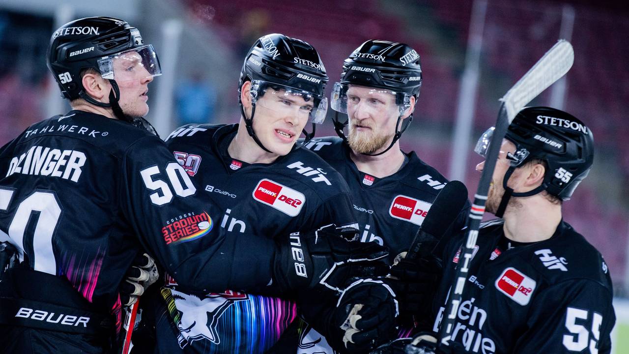 Kölner Haie gegen Augsburger Panther im Rhein-Energie-Stadion. Kölns Alexander Roach (2.v.l.) freut sich über sein Tor zum 5:2 und klatscht mit Mitspielern ab.