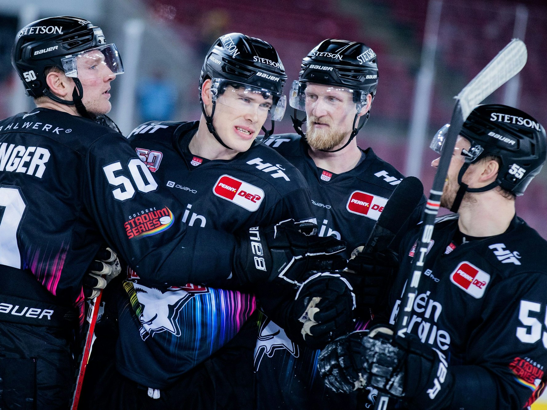 Kölner Haie gegen Augsburger Panther im Rhein-Energie-Stadion. Kölns Alexander Roach (2.v.l.) freut sich über sein Tor zum 5:2 und klatscht mit Mitspielern ab.