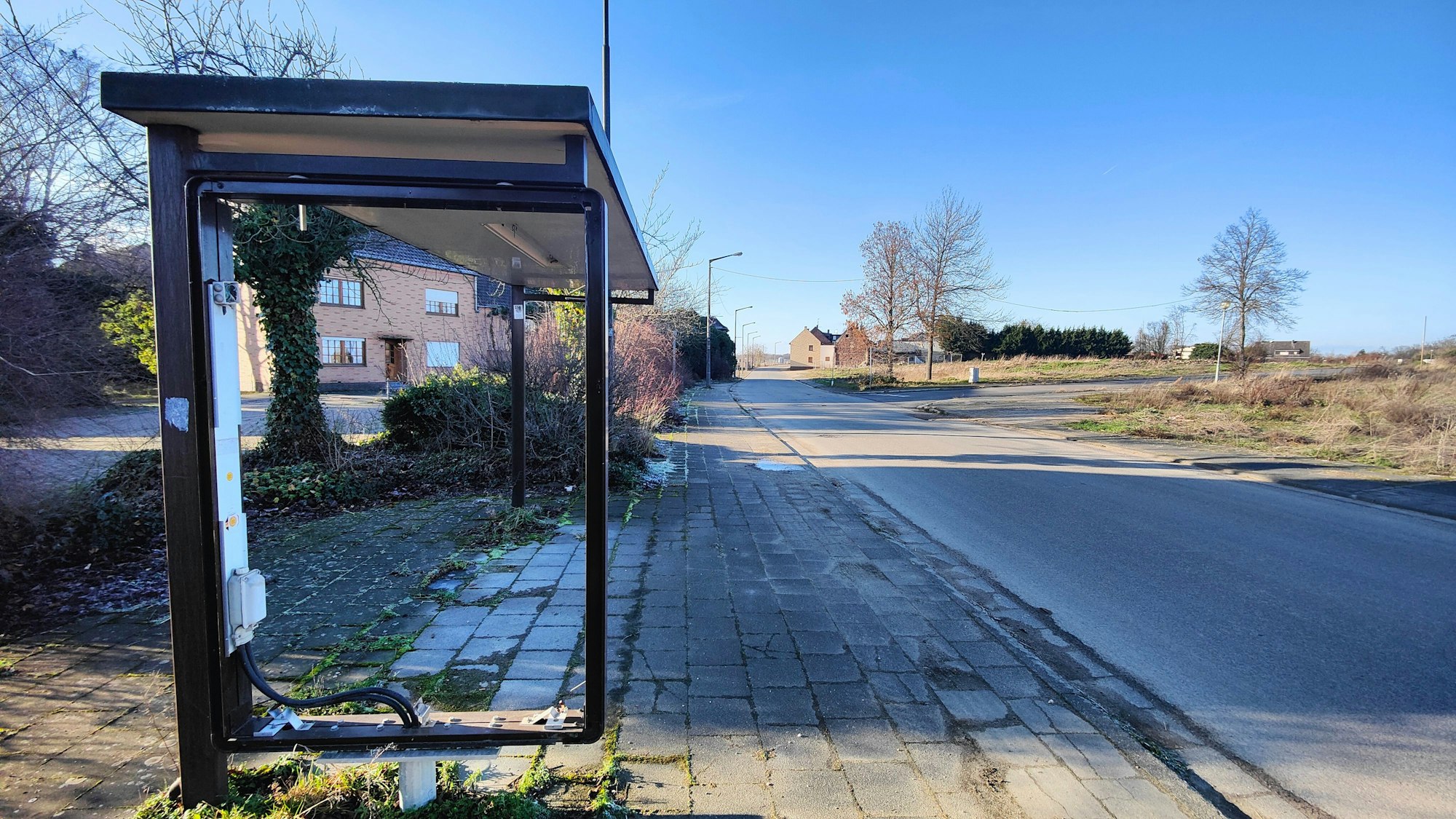 An dieser Haltestelle wird nie wieder ein Bus stoppen. Denn der gesamte ÖPNV-Verkehr wurde längst eingestellt.