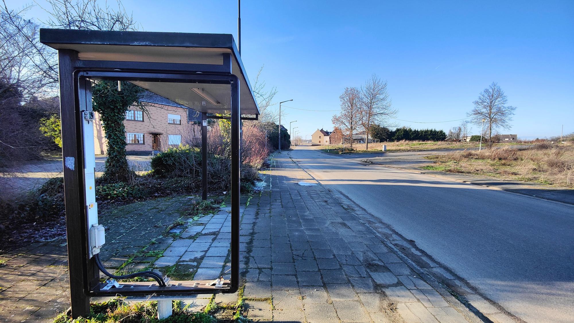 An dieser Haltestelle wird nie wieder ein Bus stoppen. Denn der gesamte ÖPNV-Verkehr wurde längst eingestellt.
