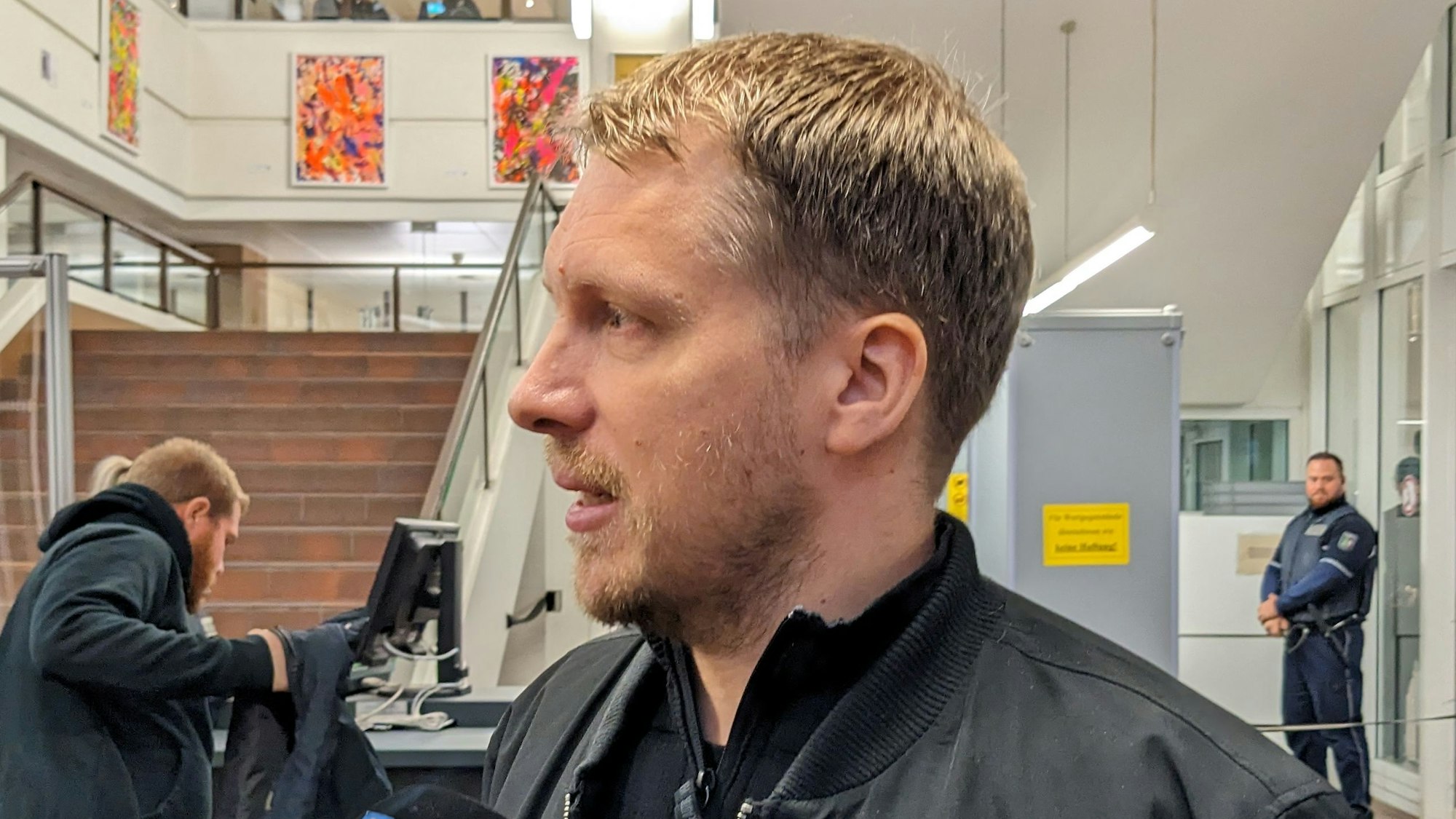 Oliver Pocher steht im Gerichtsgebäude.