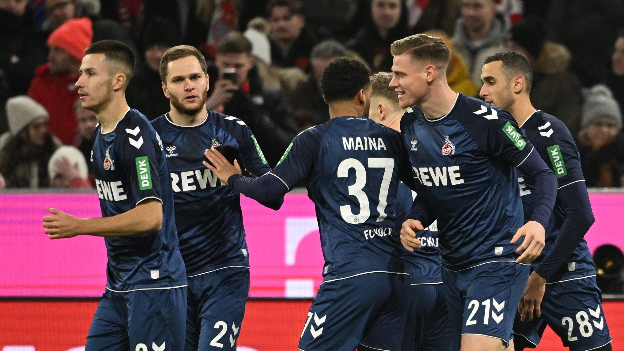 Die Spieler des 1. FC Köln jubeln über ihr Tor beim FC Bayern München.