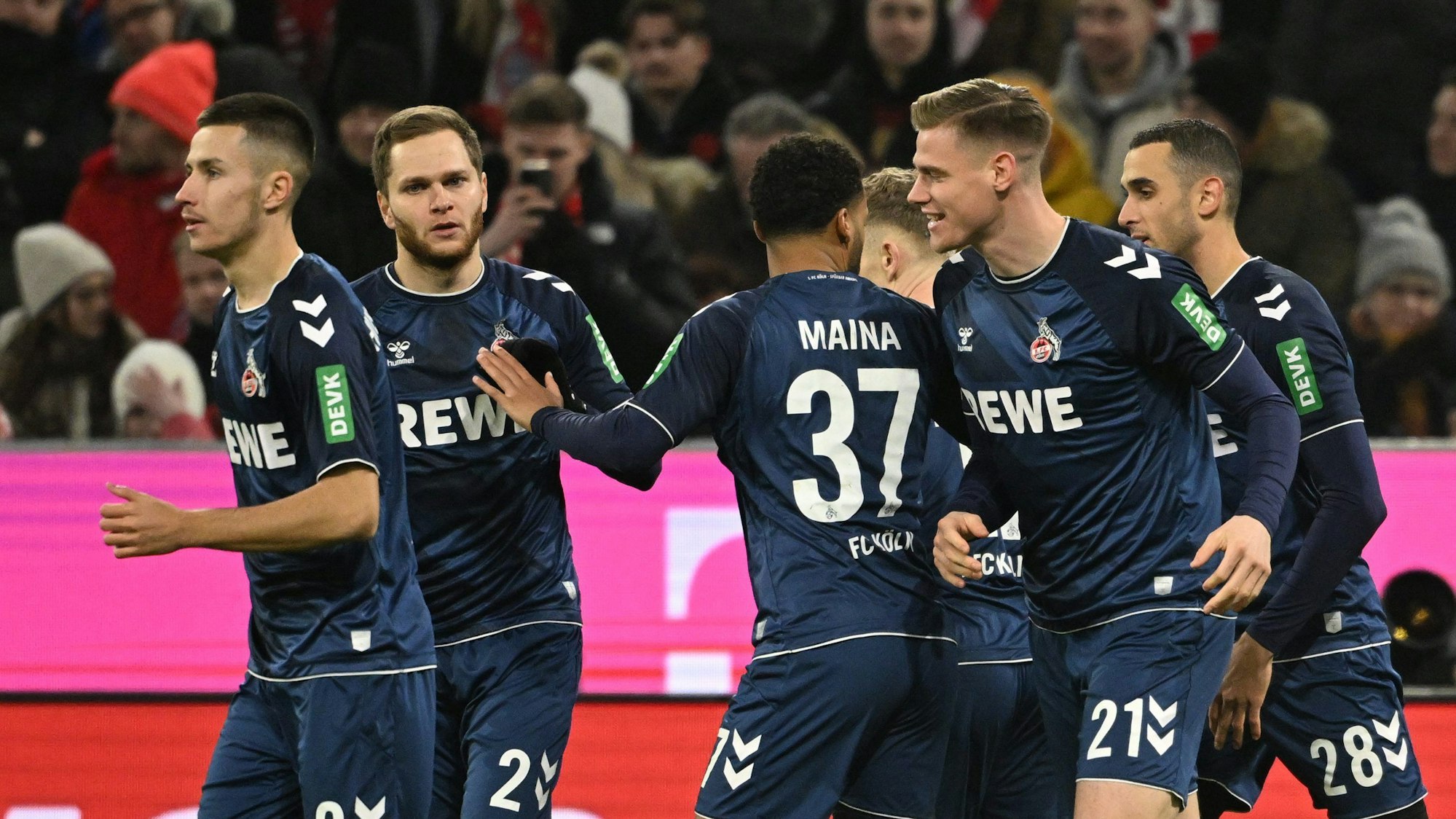 Die Spieler des 1. FC Köln jubeln über ihr Tor beim FC Bayern München.