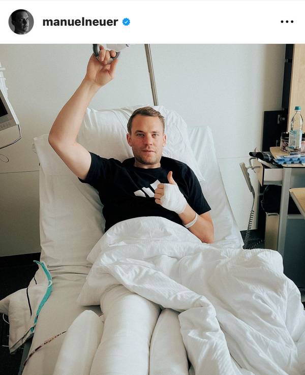 Manuel Neuer gibt einen Daumen nach oben aus dem Krankenhausbett.