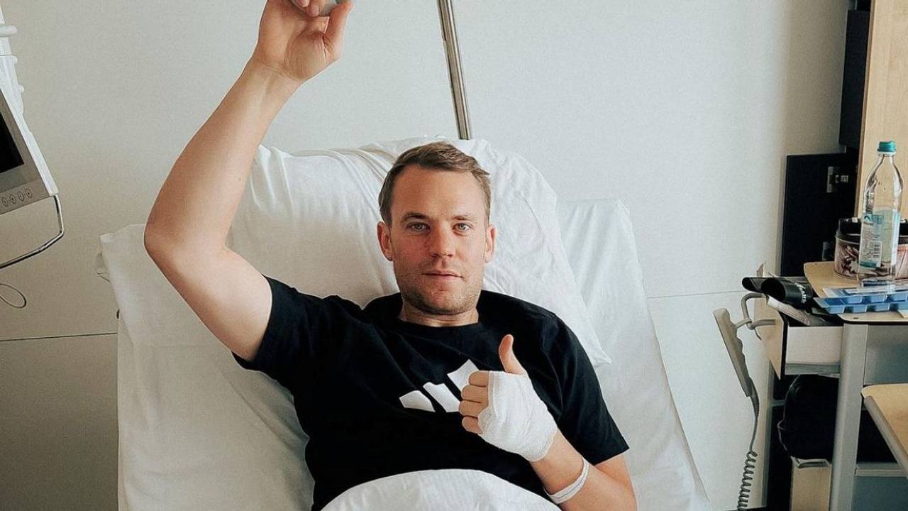 Manuel Neuer gibt einen Daumen nach oben aus dem Krankenhausbett.
