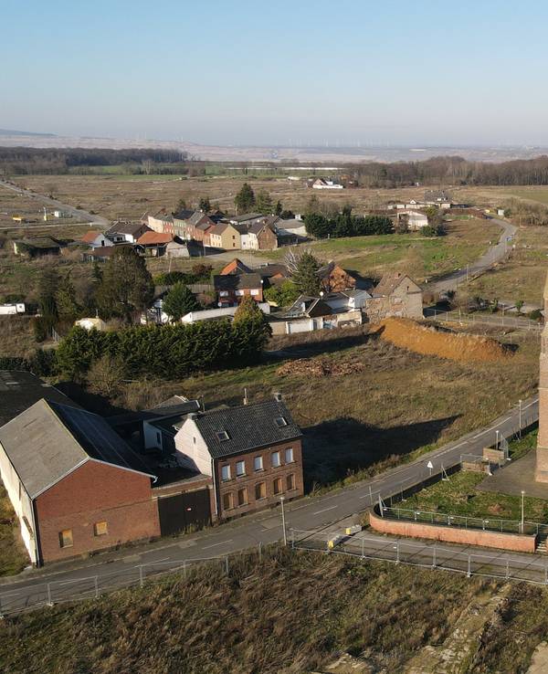 Wie ein Mahnmal ragt die entweihte Kirche St. Albanus und Leonhardus in Manheim-alt in den Himmel. Im Hintergrund naht der Tagebau Hambach.