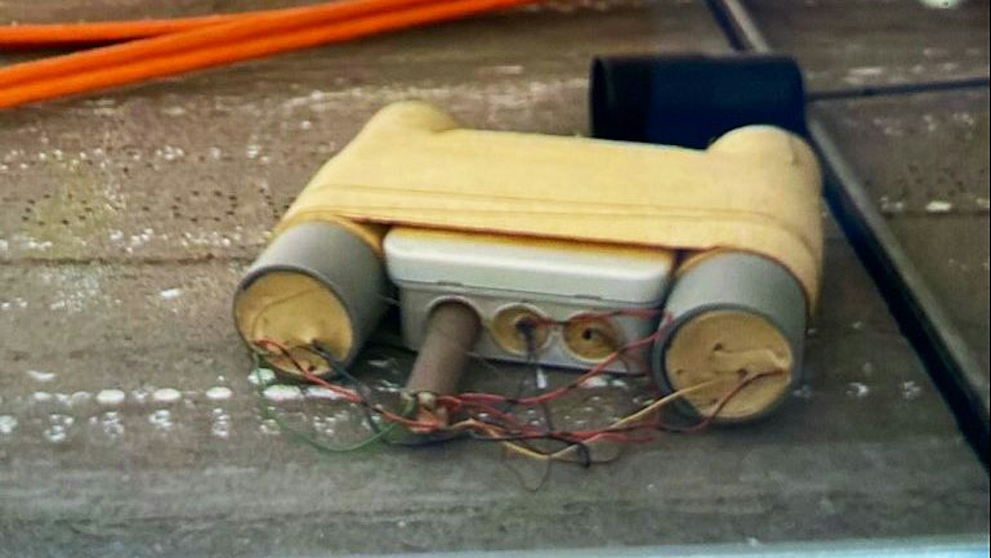 Ein Gehäuse mit Drähten. Dieser verdächtige Gegenstand löste einen Polizeieinsatz aus.