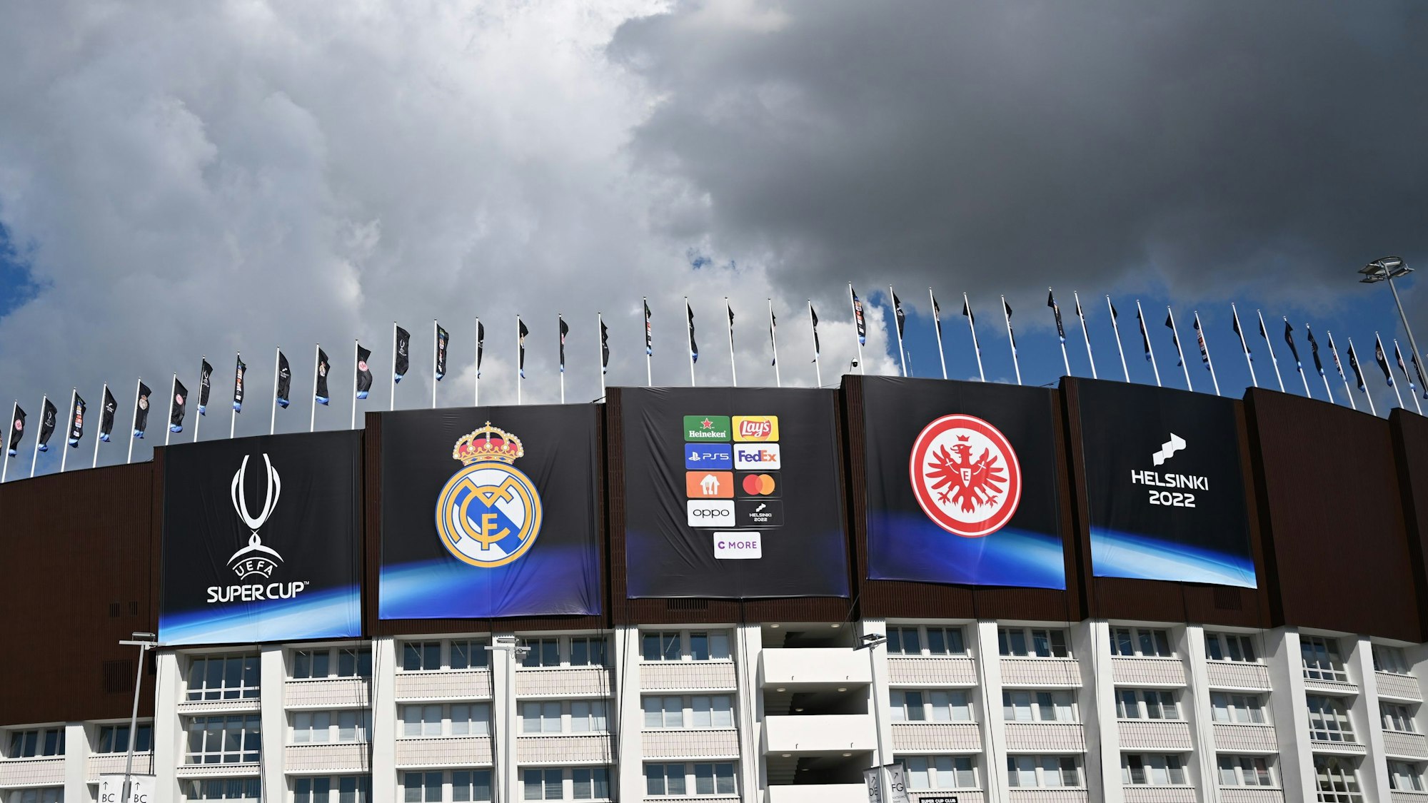 UEFA-Supercup vor dem Spiel Real Madrid - Eintracht Frankfurt im Olympiastadion in Helsinki. Die Vereinslogos von Real Madrid (l) und Eintracht Frankfurt prangen an der Fassade des Olympiastadions.