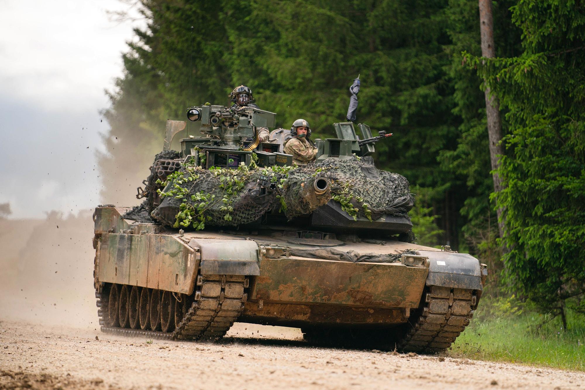 Ein Panzer des Typs M1 Abrams der US Army fährt während einer multinationalen Übung auf dem Truppenübungsplatz Hohenfels am 8. Juni 2022 über eine Straße.