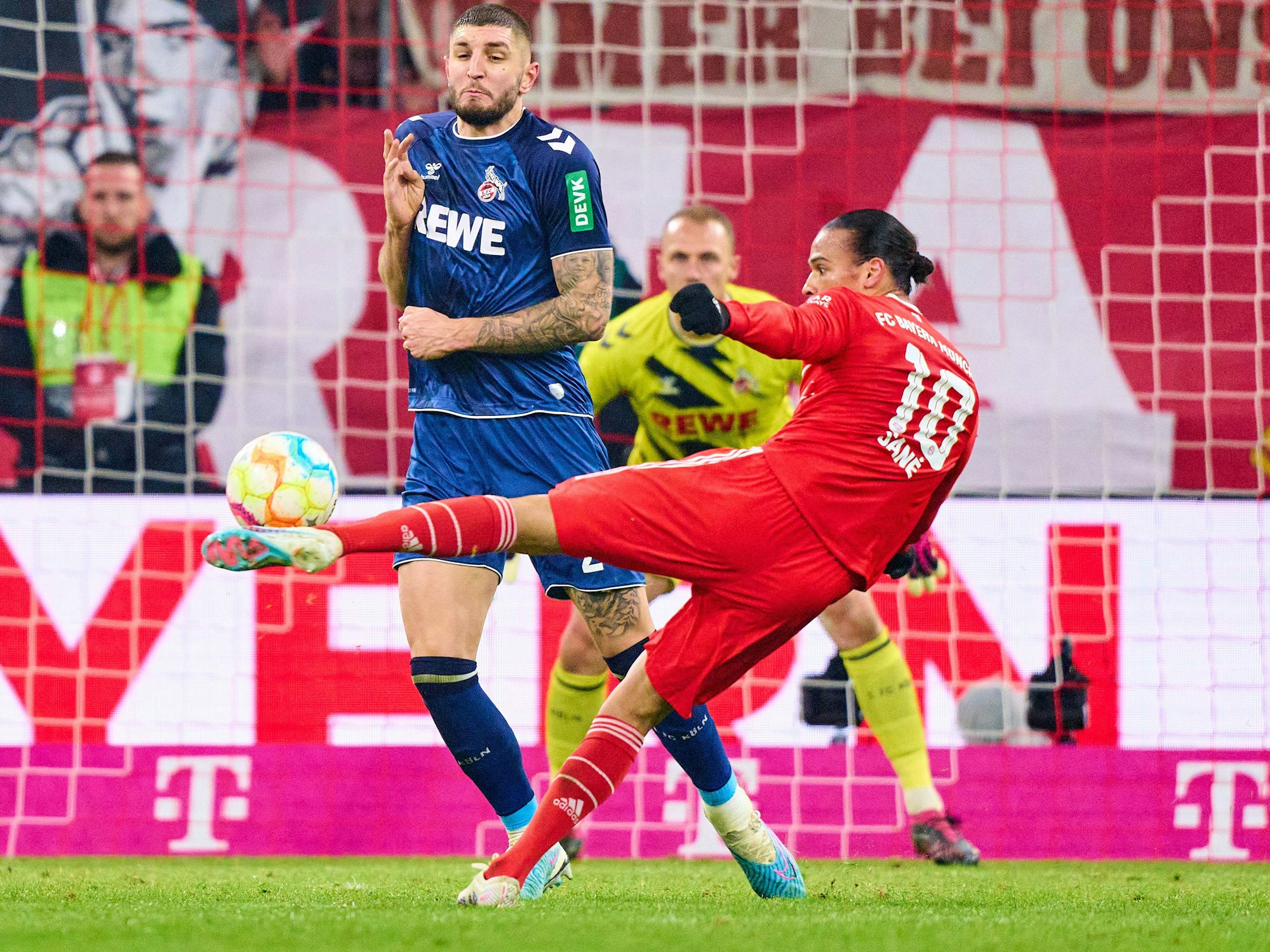 Jeff Chabot stellt sich einem Schuss von Leroy Sané entgegen.