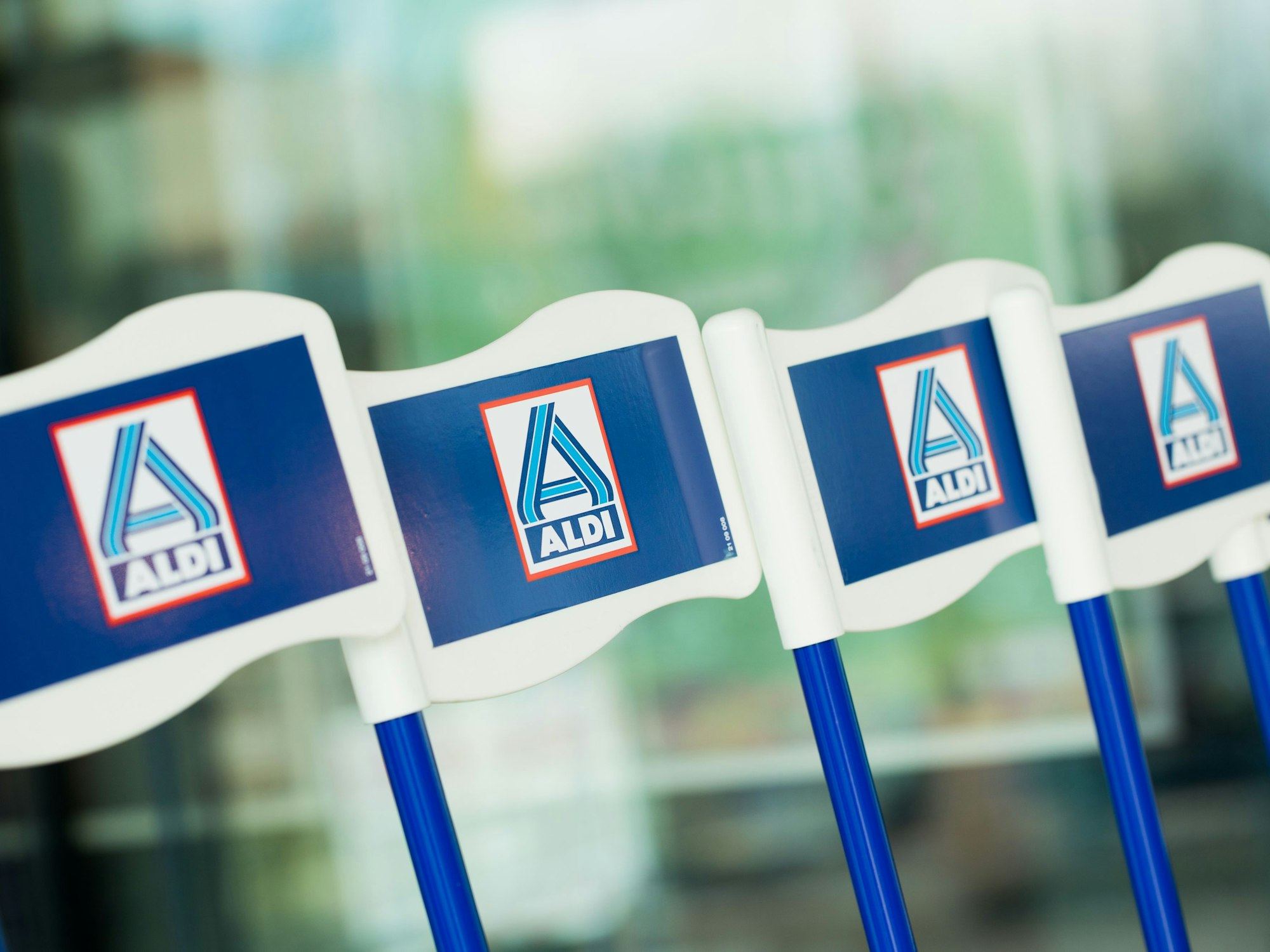 Das Aldi Nord-Logo ist im April 2017 in einer Filiale in Herten (Nordrhein-Westfalen) an Einkaufswagen für Kinder zu sehen. Die Fahne an Kindereinkaufswägen hat verschiedene Gründe.