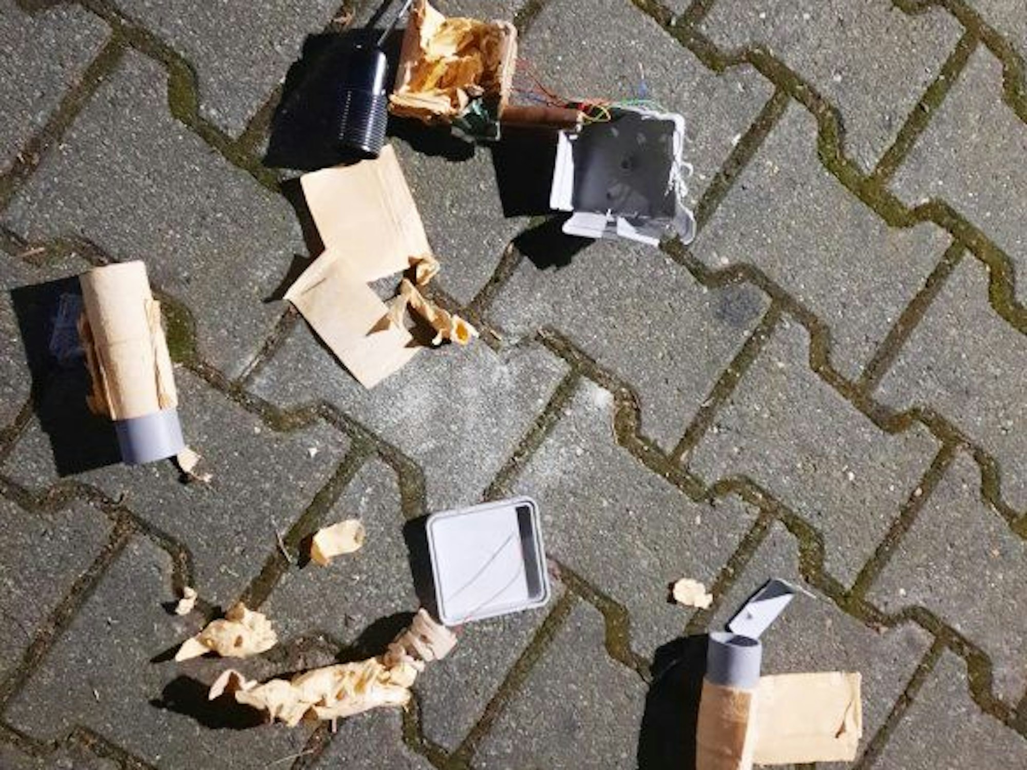 Entschärfer der Bundespolizei zerlegten den Gegenstand und stellten fest, dass von der vermeintlichen Bombe keinerlei Gefahr ausging.