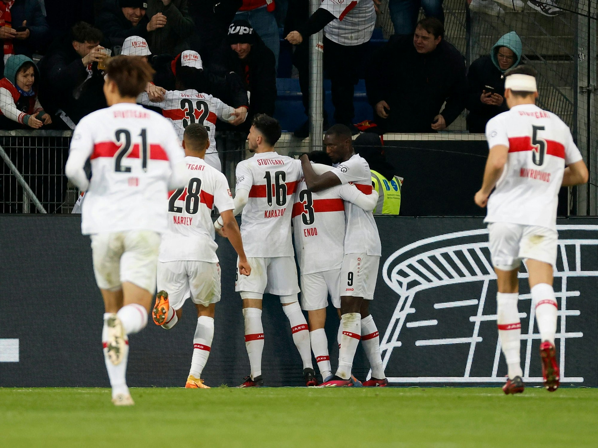 Die Spieler des VfB Stuttgart jubeln.