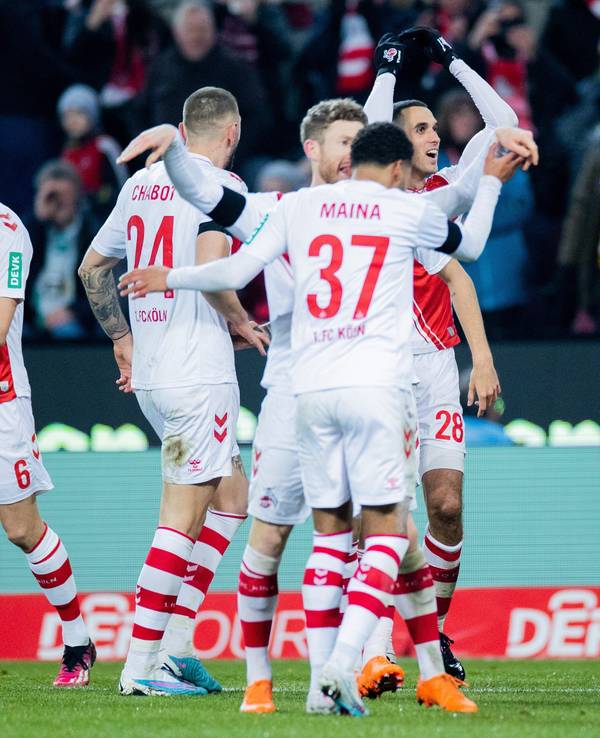 Die Spieler des 1. FC Köln jubeln.