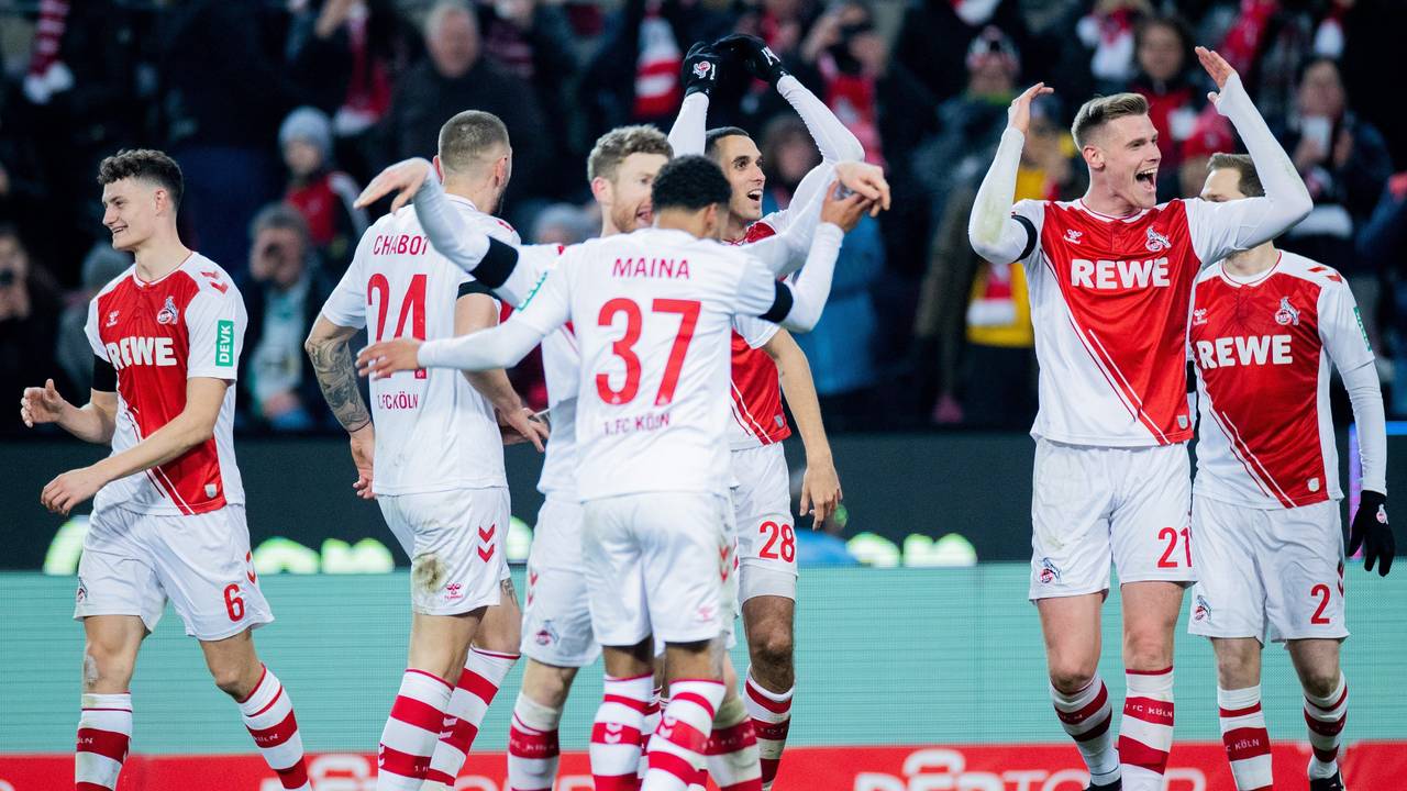 Die Spieler des 1. FC Köln jubeln.