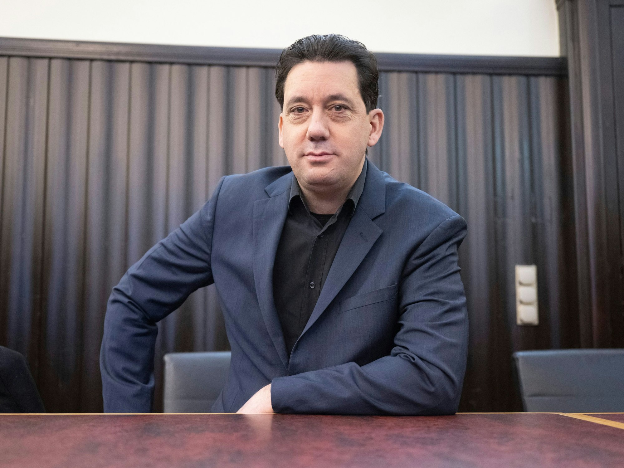 Der ehemalige Bundesliga-Schiedsrichter Manuel Gräfe sitzt im Gerichtssaal.