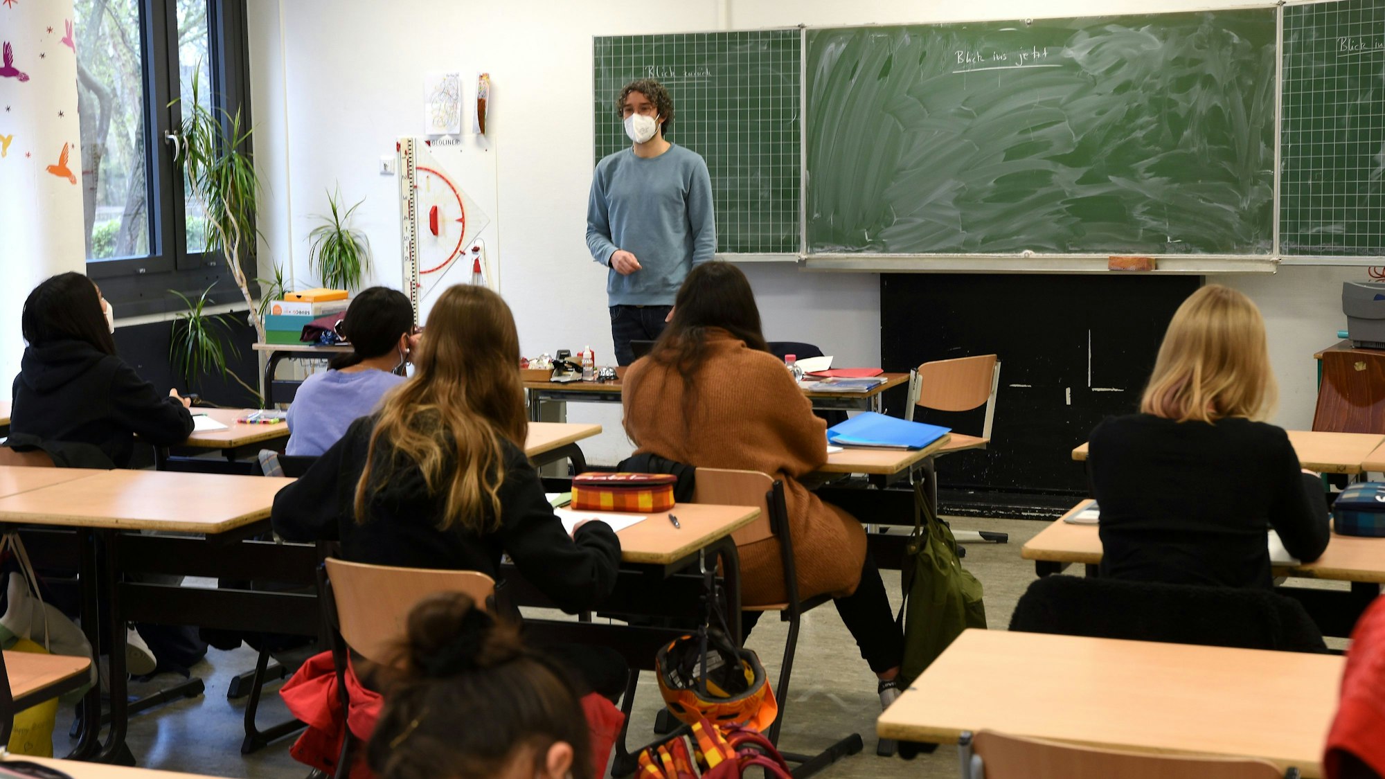 Schüler und Schülerinnen sitzen im Klassenraum einer Kölner Schule.