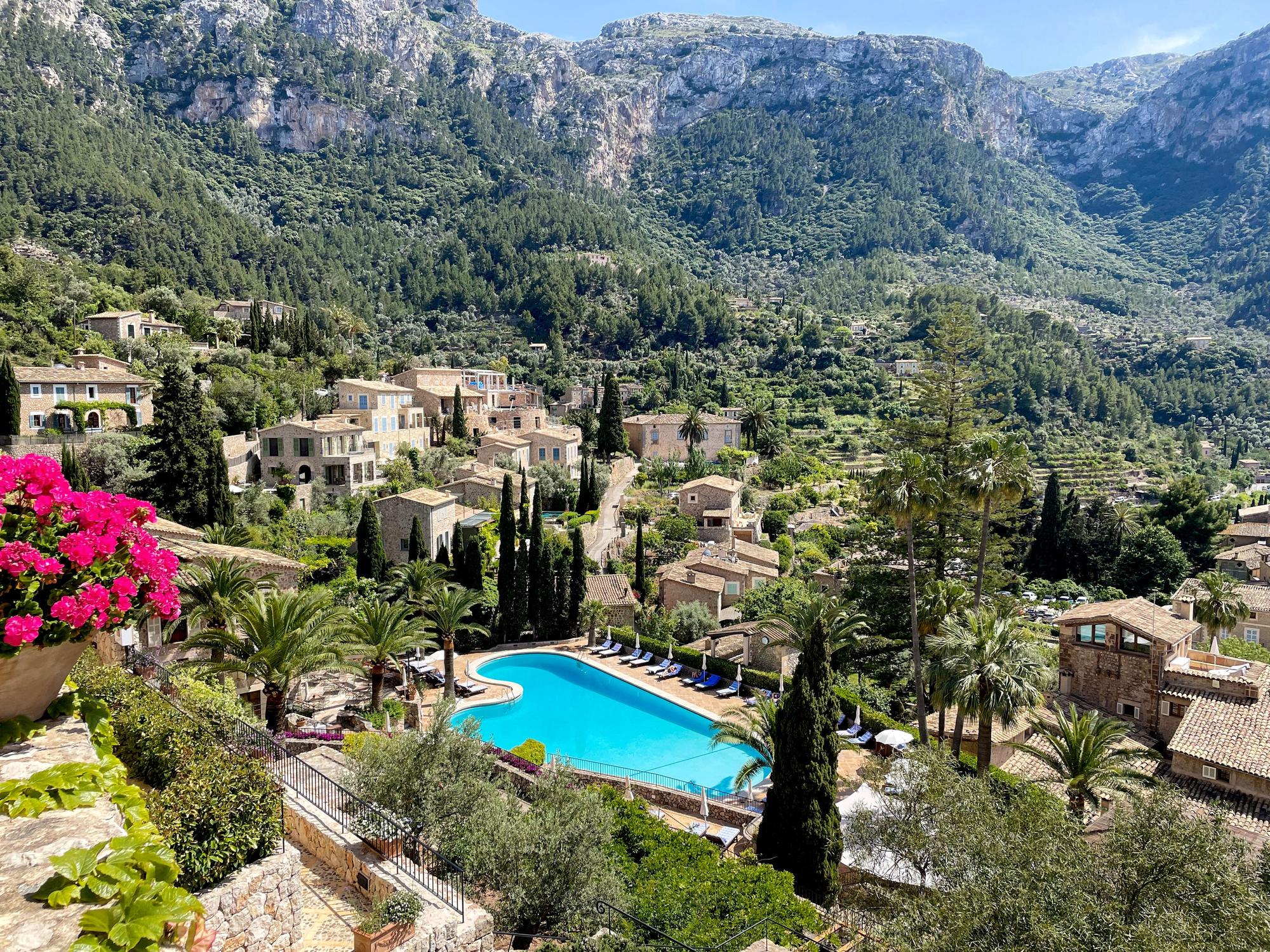 Das Foto zeigt Mallorca im Hinterland mit Blick auf Deià im Mai 2021. Das spanische Statistikamt veröffentlichte Zahlen, wie viele Deutsche im Jahr 2022 auf den Balearen gemeldet waren.