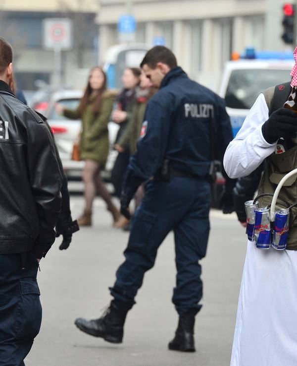 Ein als Terrorist verkleideter Karnevalist mit „Sprengstoffgürtel“ aus Energy-Drinks während der Karnevalszeit am 15. Februar 2015.