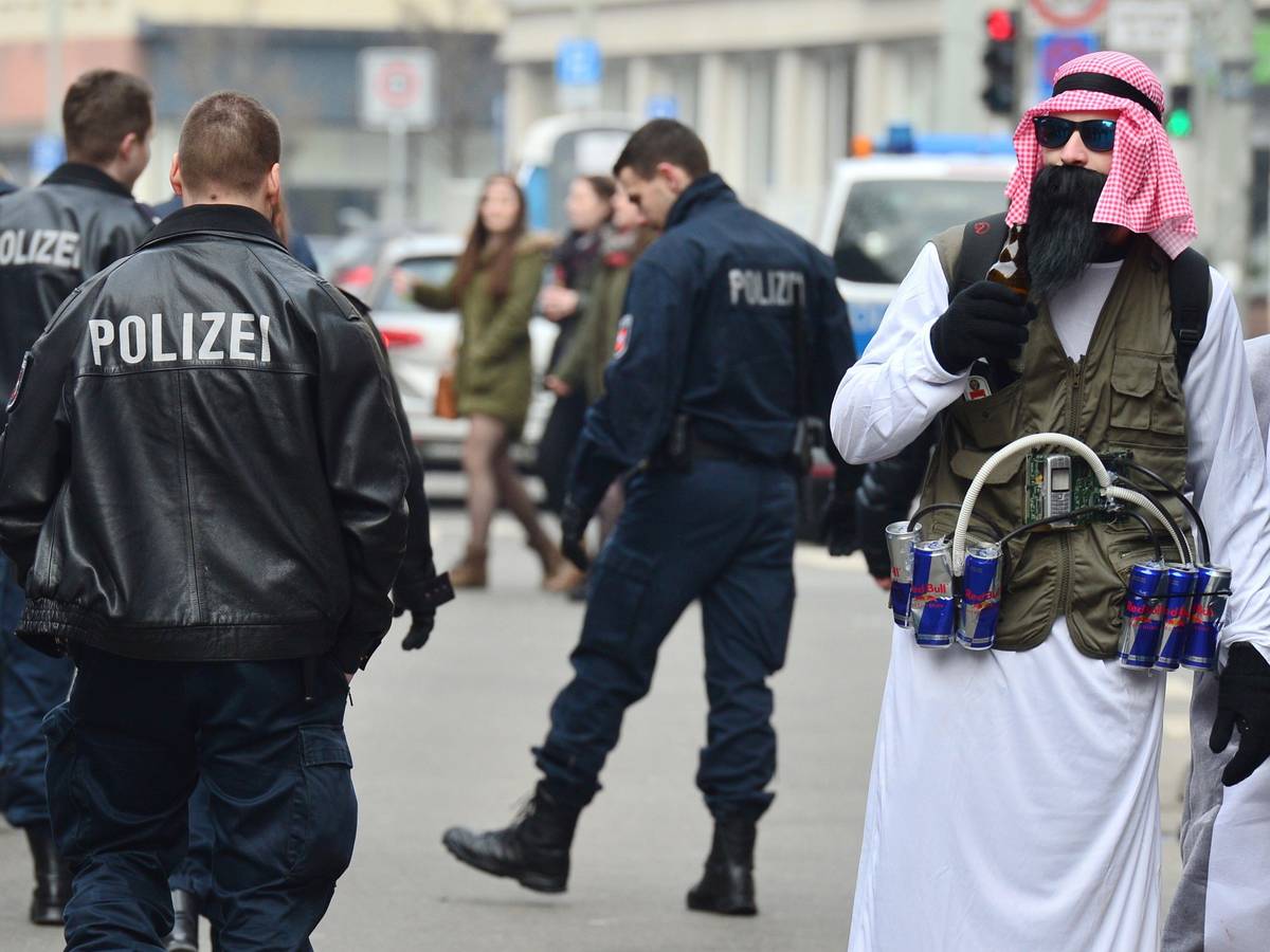 Ein als Terrorist verkleideter Karnevalist mit „Sprengstoffgürtel“ aus Energy-Drinks während der Karnevalszeit am 15. Februar 2015.