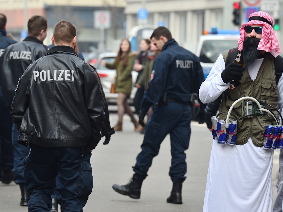 Ein als Terrorist verkleideter Karnevalist mit „Sprengstoffgürtel“ aus Energy-Drinks während der Karnevalszeit am 15. Februar 2015.