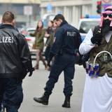 Ein als Terrorist verkleideter Karnevalist mit „Sprengstoffgürtel“ aus Energy-Drinks während der Karnevalszeit am 15. Februar 2015.
