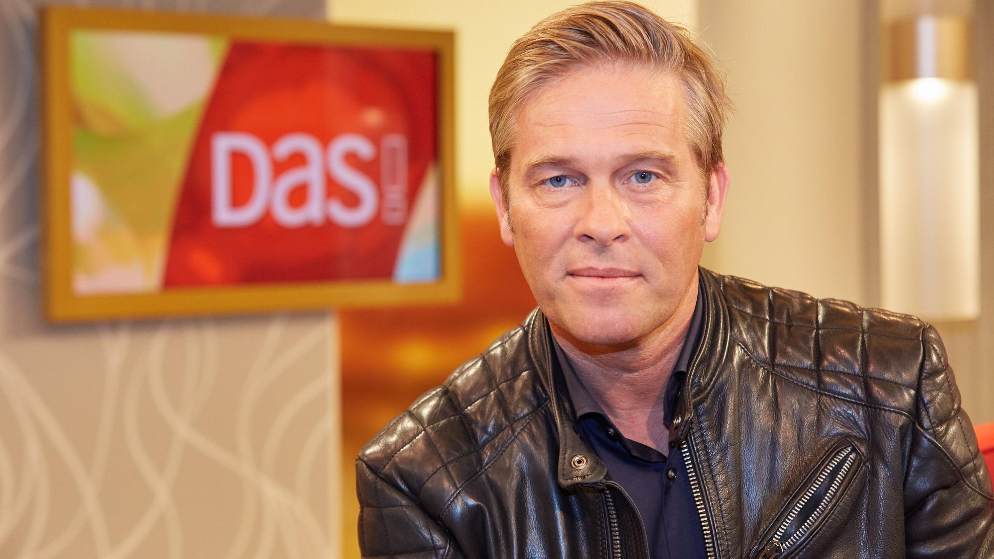 Der Moderator der NDR-Talksendung „DAS!“, Hinnerk Baumgarten, schaut in die Kamera.