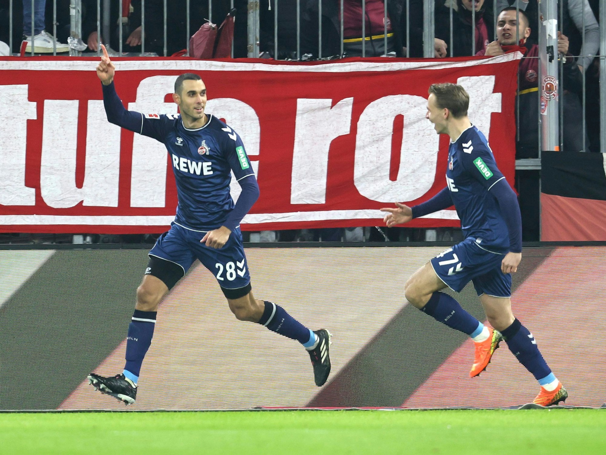 Ellyes Skhiri jubelt über sein Tor gegen die Bayern.