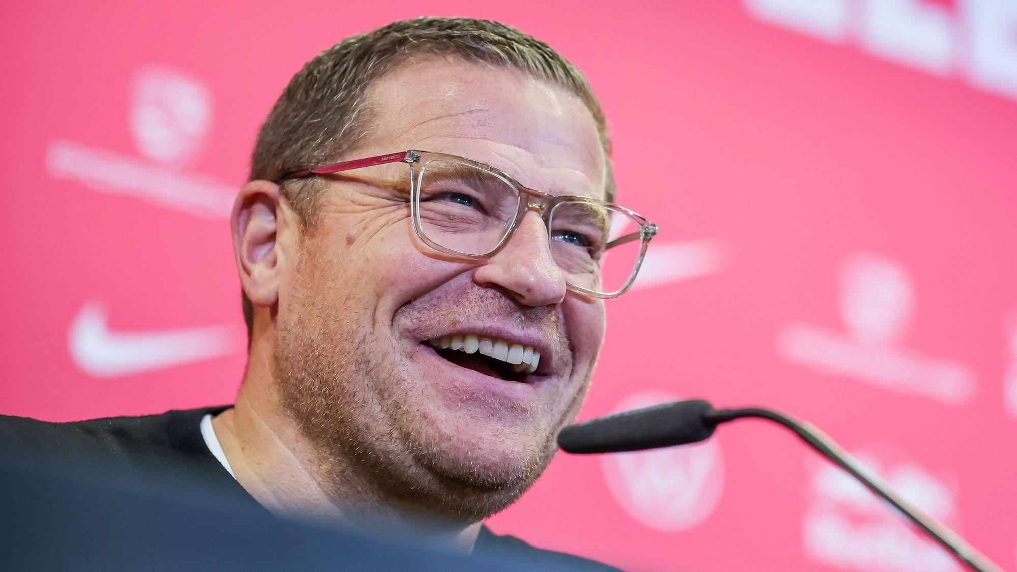 RB Leipzigs Sportvorstand Max Eberl lacht während einer Pressekonferenz.