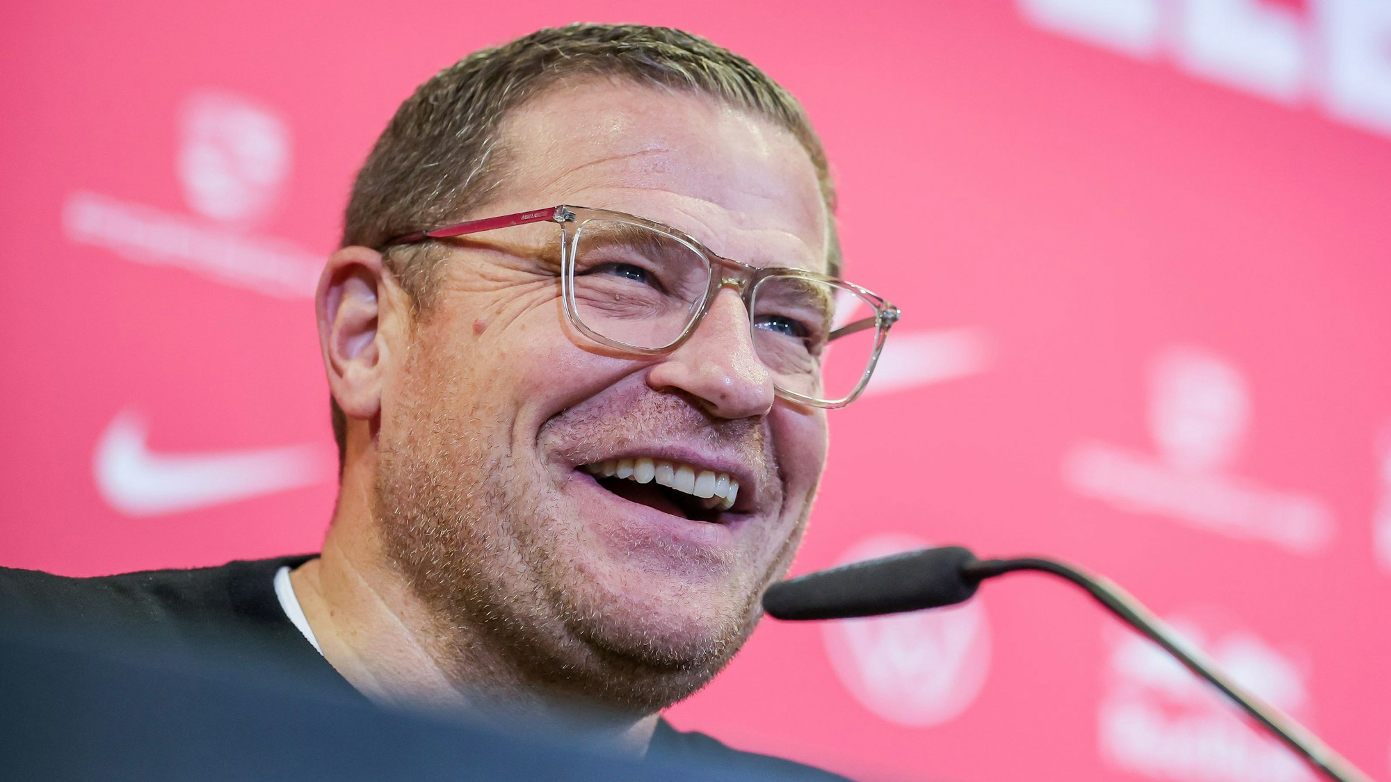 RB Leipzigs Sportvorstand Max Eberl lacht während einer Pressekonferenz.
