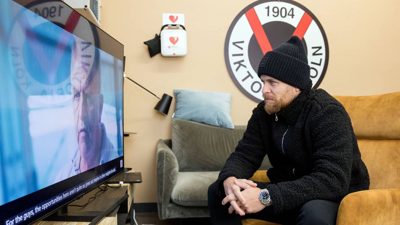 Fußballspieler Mike Wunderlich (Viktoria Köln) sitzt auf dem Sessel und schaut TV.