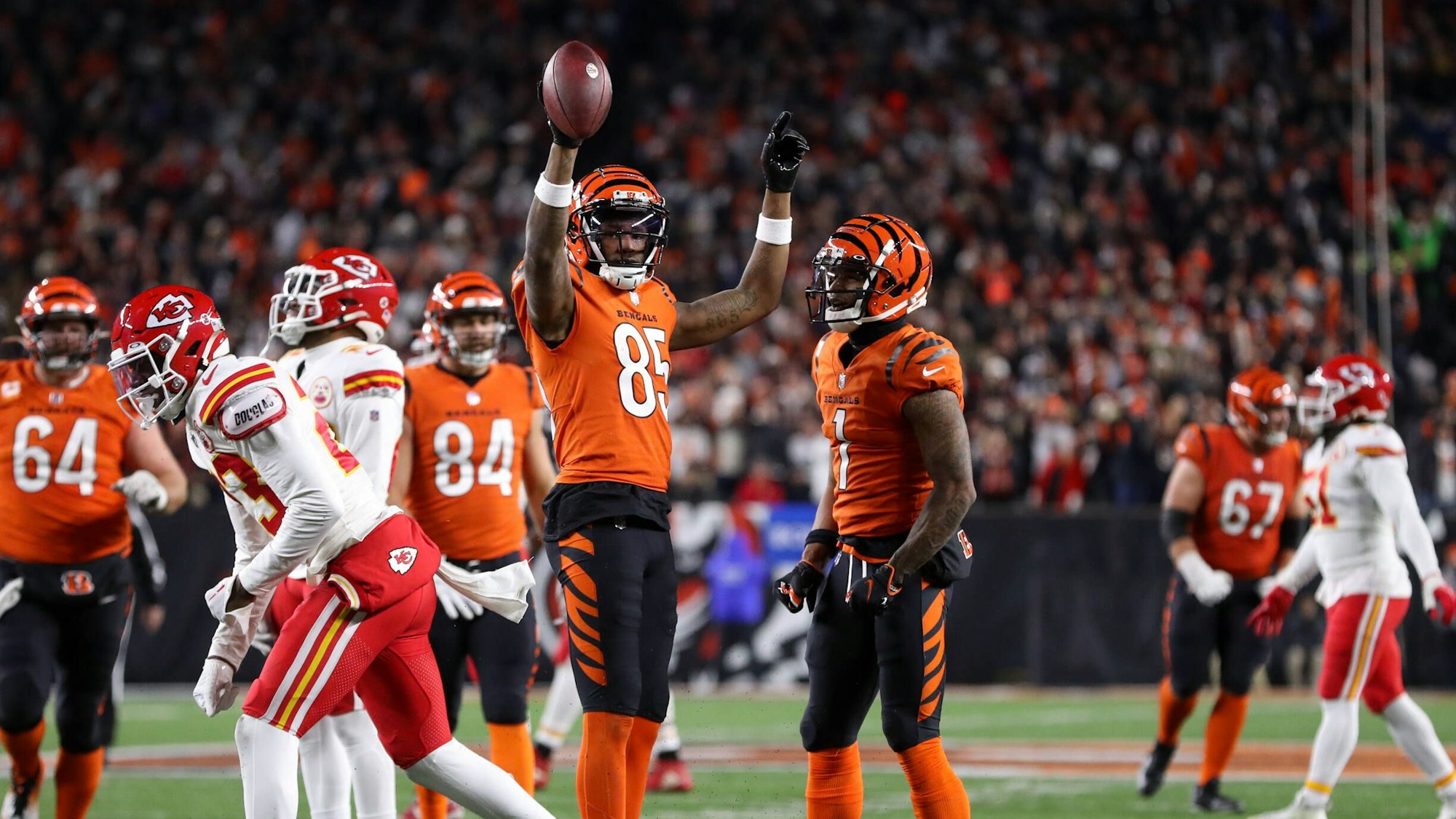 Tee Higgins von den Cincinnati Bengals feiert mit dem Ei in der Hand seinen Touchdown gegen die Kansas City Chiefs.