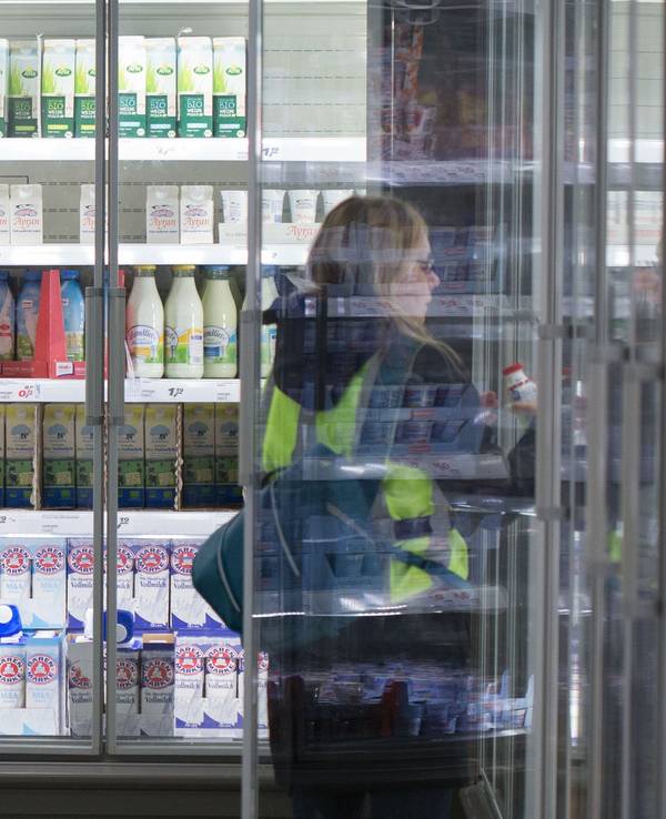 Eine Frau steht in einem Einkaufsmarkt vor einem Kühlregal mit Milchprodukten. (Berichtigt - Hinweis auf derzeit nicht gesendete Studie herausgenommen) +++ dpa-Bildfunk +++
