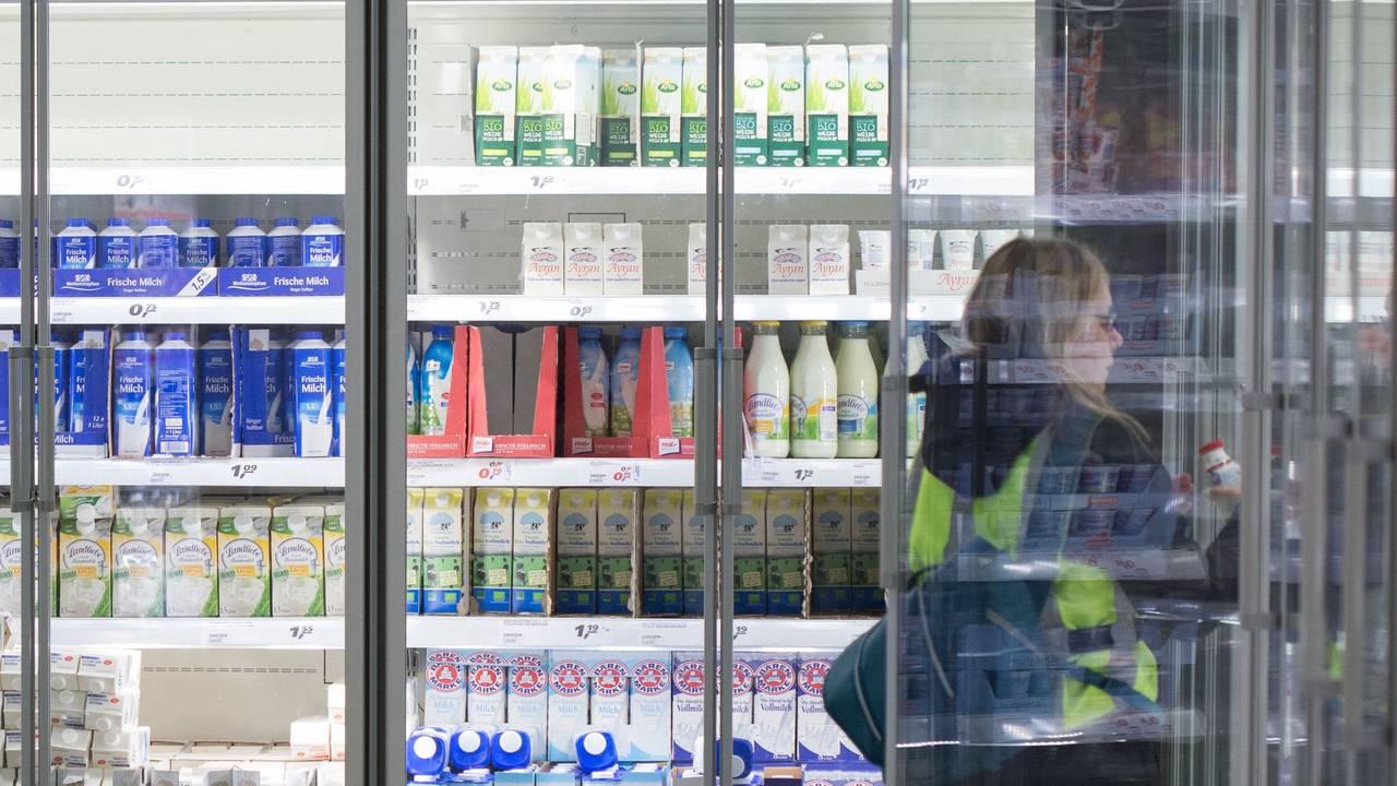 Eine Frau steht in einem Einkaufsmarkt vor einem Kühlregal mit Milchprodukten. (Berichtigt - Hinweis auf derzeit nicht gesendete Studie herausgenommen) +++ dpa-Bildfunk +++