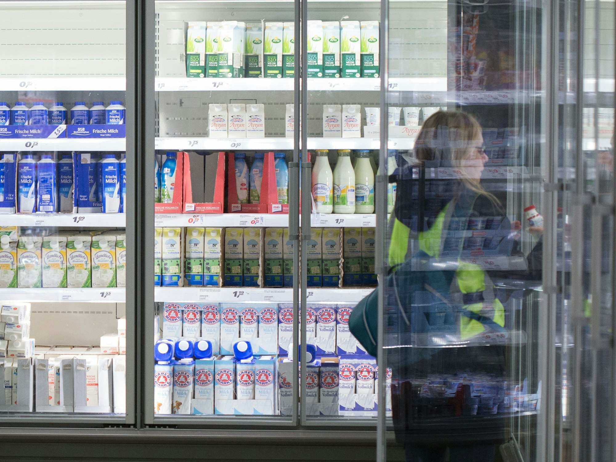 Eine Frau steht in einem Einkaufsmarkt vor einem Kühlregal mit Milchprodukten. (Berichtigt - Hinweis auf derzeit nicht gesendete Studie herausgenommen) +++ dpa-Bildfunk +++